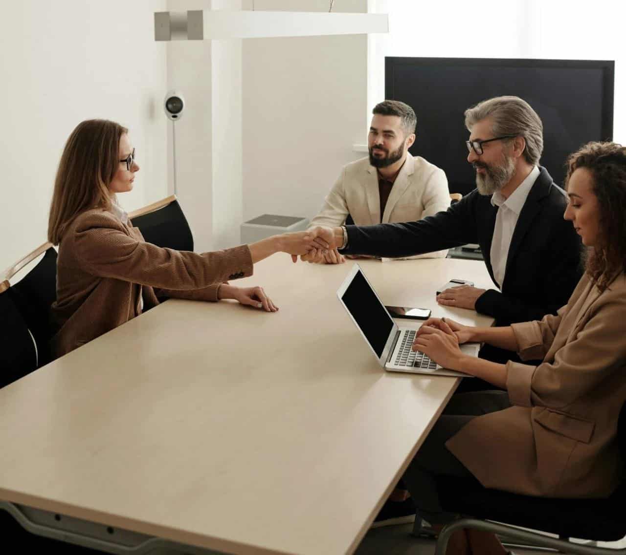 خدمات التعقيب والمعاملات الحكومية